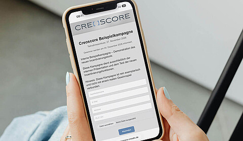 Smartphone mit der Creodis-App auf dem Display