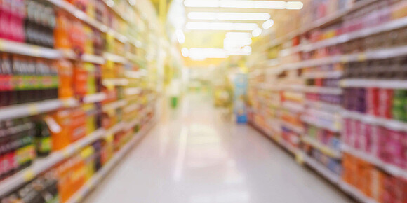 Verschwommene Aufnahme eines Supermarktes von innen