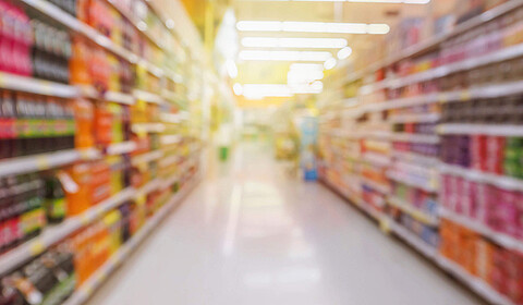 Verschwommene Aufnahme eines Supermarktes von innen