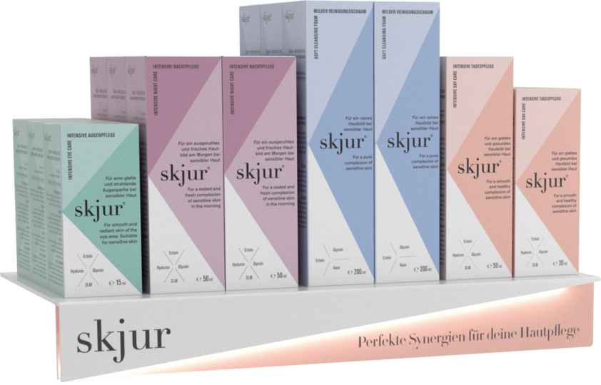 Apothekendisplay mit skjur Hautpflegeprodukten und der Aufschrift Perfekte Synergien für deine Hautpflege.