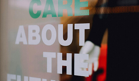 Schaufenster eines Geschäfts mit dem Schriftzug: We care about the future