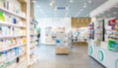 Verschwommene Aufnahme einer Apotheke von innen