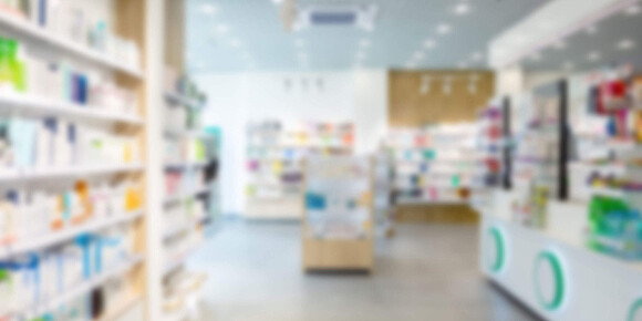 Verschwommene Aufnahme einer Apotheke von innen