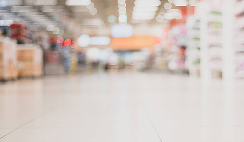 Verschwommene Aufnahme eines Supermarktes von innen
