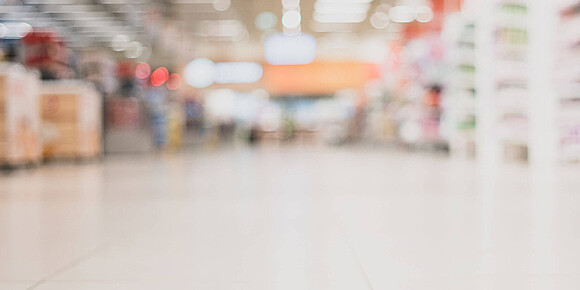 Verschwommene Aufnahme eines Supermarktes von innen