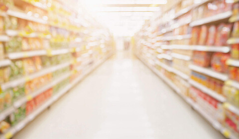 Verschwommene Aufnahme eines Supermarktes von innen