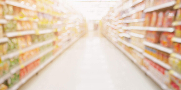 Verschwommene Aufnahme eines Supermarktes von innen