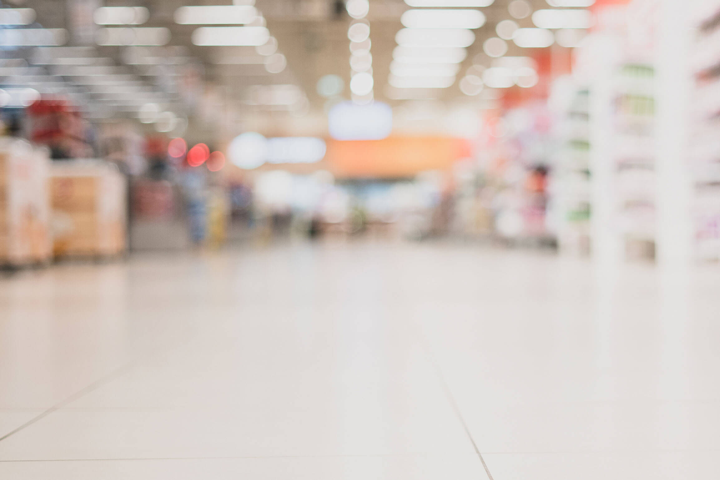 Verschwommene Aufnahme eines Supermarktes von innen