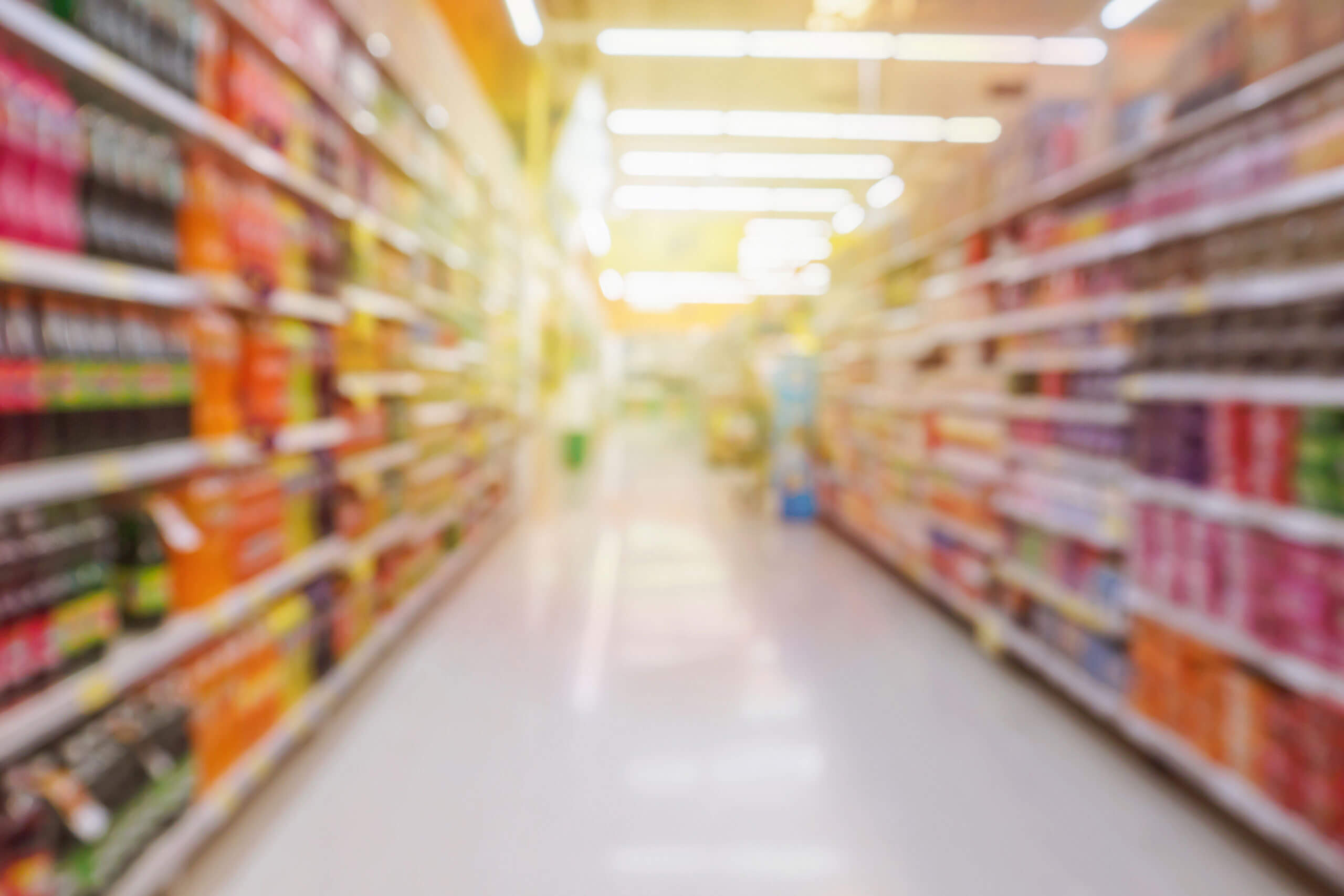 Verschwommene Aufnahme eines Supermarktes von innen