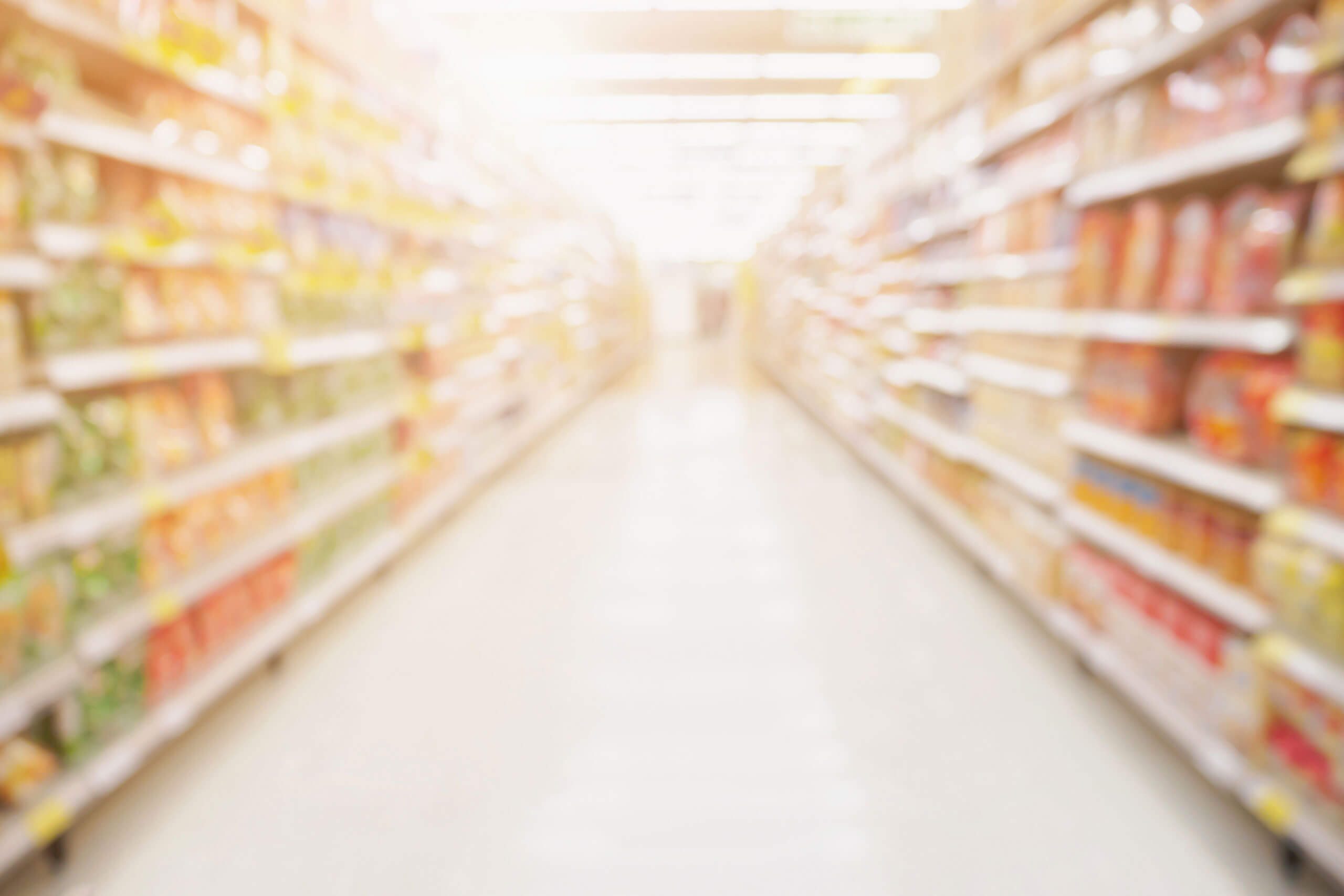 Verschwommene Aufnahme eines Supermarktes von innen