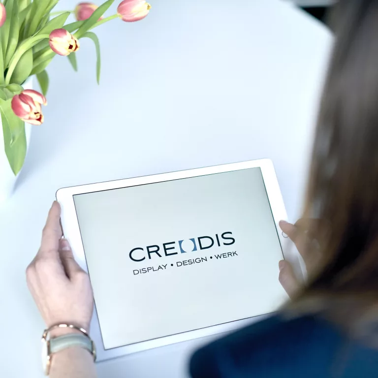 Tablet mit Creodis Logo